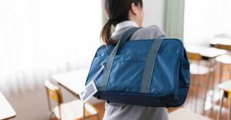 カバンを持ってこれから帰宅